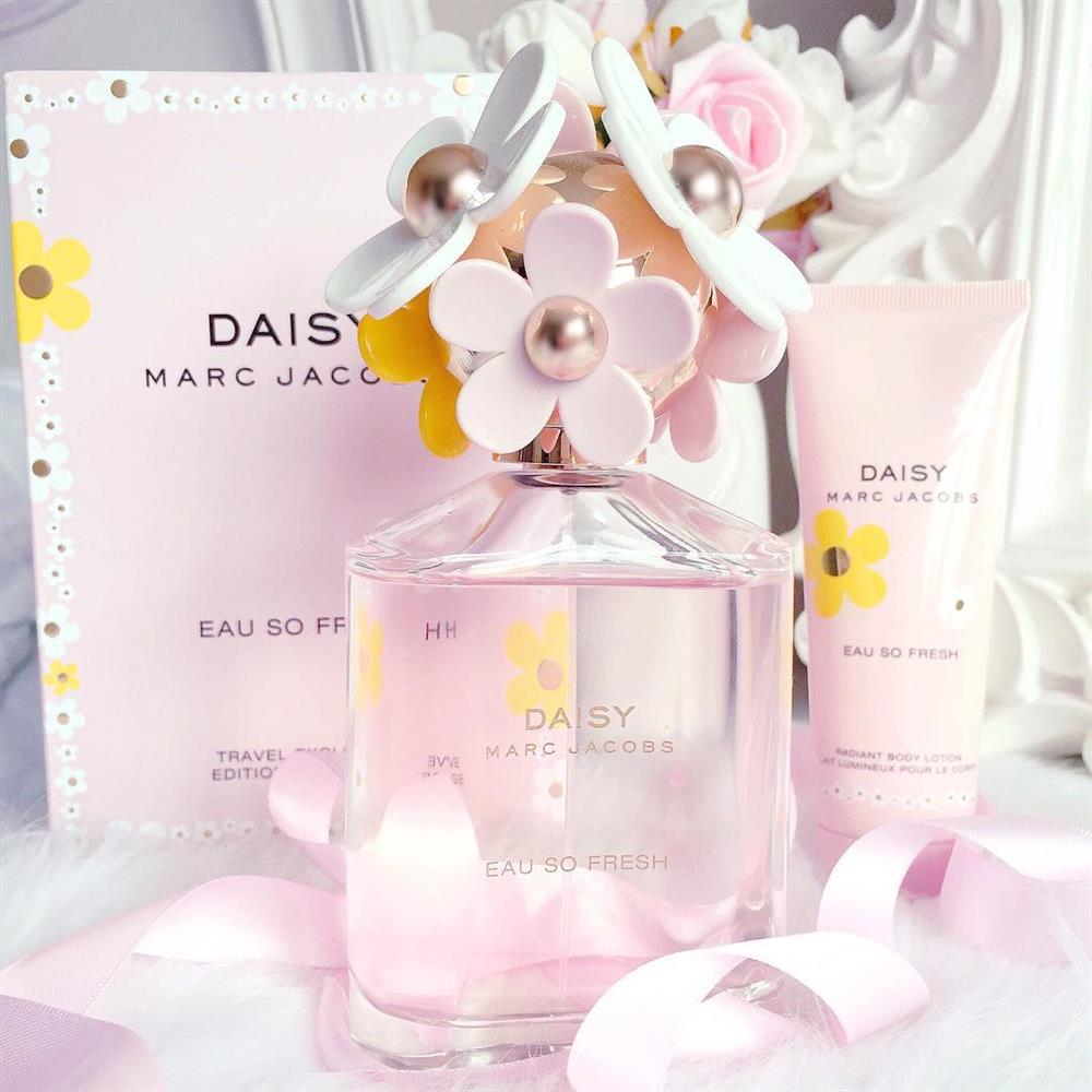 Kết quả hình ảnh cho Daisy Eau So Fresh poster