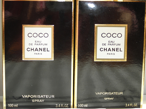 ben-trai-la-nuoc-hoa-coco-chanel-that-ben-phai-la-hang-gia