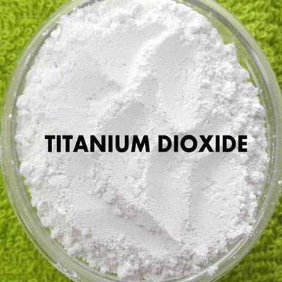 titanium-dioxide-la-thanh-phan-tao-nen-lop-mau-trang-tren-da-jpg