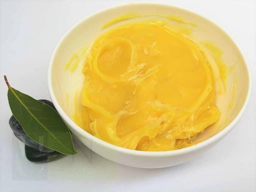 lanolin-la-chat-duoc-chiet-xuat-tu-mo-cuu-giup-duong-am-rat-tot-cho-lan-da-jpg