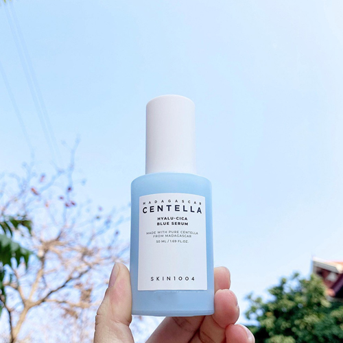 tinh-chat-cap-am-lam-diu-sang-da-skin1004-madagascar-centella-hyalu-cica-blue-serum-50ml-boshop-1-jpg