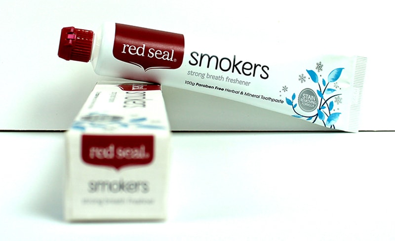 Thiết kế tối giản hiện đại, tạo cảm giác sạch sẽ của Red Seal Smokers Strong Breath Freshener.