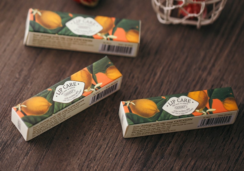 Son dưỡng môi sáp ong Cocoon - Lip Care, bảo vệ và giữ cho đôi môi luôn mềm mượt.