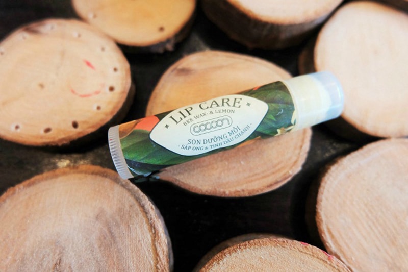 Thành phần chính của Son dưỡng Cocoon Lip Care là sáp ong và tinh dầu chanh rất thân thiện với người dùng.