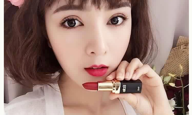 Với chất son không những siêu mềm mịn mà còn lì lâu trôi bá đạo, hơn cả bản Bote Luxury, BOTTE TWO LIPSTICK đang làm mưa làm gió trong lòng chị em ghiền son.