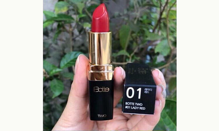 Son đỏ chưa bao giờ lỗi thời. Màu sắc táo bạo, quyến rũ, nhưng không kém phần cổ điển.