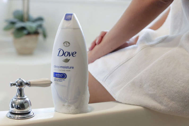 Dove Body Wash Deep Moisture chứa Nutrium Moisture là sự pha trộn độc đáo của các thành phần nuôi dưỡng và giữ ẩm để nuôi dưỡng làn da.