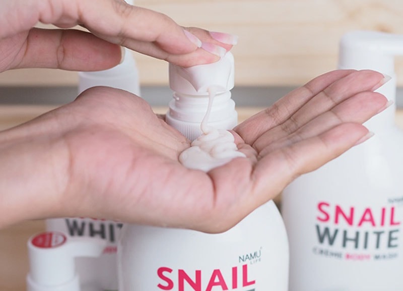 Sữa Tắm Snail White Kakadu Plum vòi nhấn tiện dụng.
