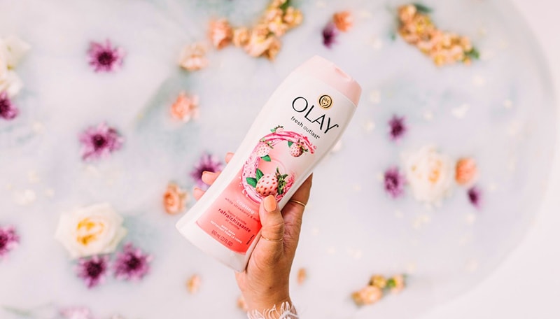 Sữa tắm Olay White Strawberry & Mint Body Wash giúp dưỡng da.