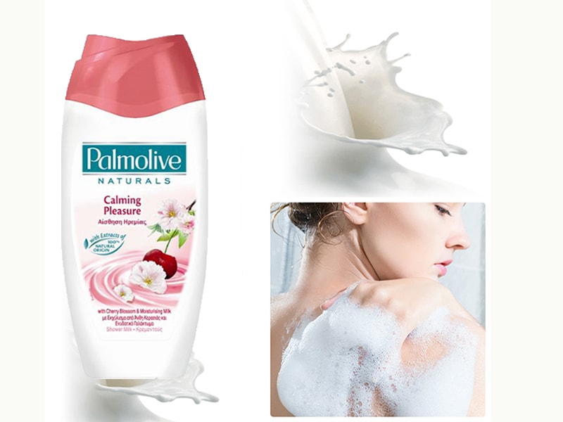 Công thức giữ ẩm cùng sữa tươi trong Sữa tắm Palmolive Naturals Moisturizing Milk with Cherry Blossom.