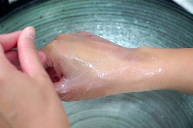 Kem tẩy trang nhẹ nhàng làm sạch lớp trang điểm, bã nhờn và bụi bẩn