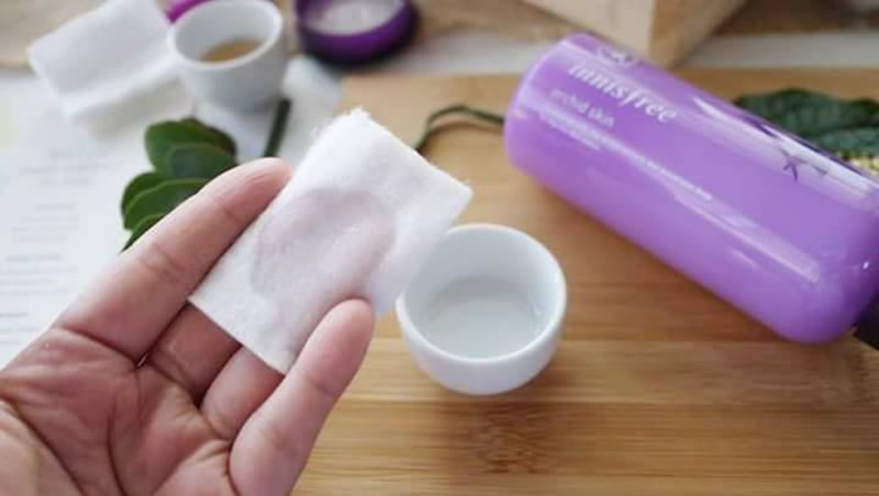 Sử dụng nước hoa hồng Innisfree hằng ngày để đem lại hiệu quả tốt nhất.