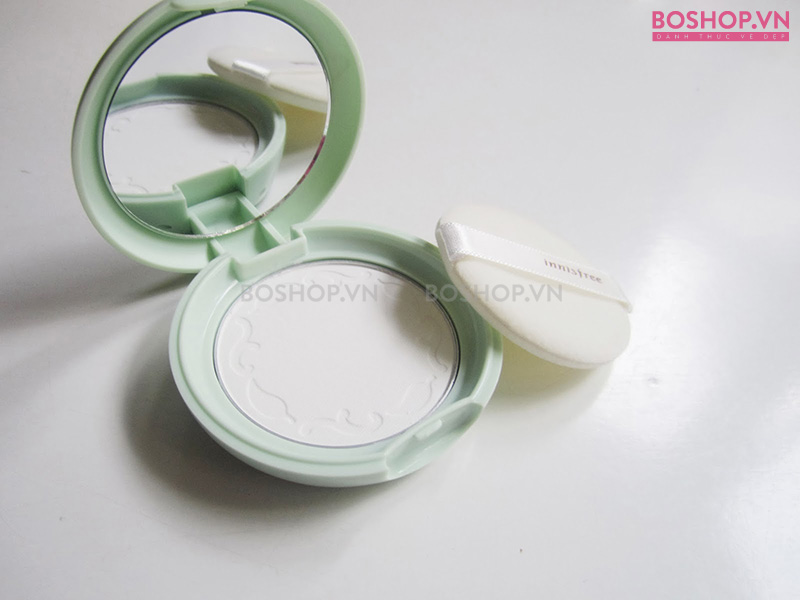 Phấn phủ Innisfree No Sebum Mineral Pact có dạng nén được đóng gói gọn nhẹ