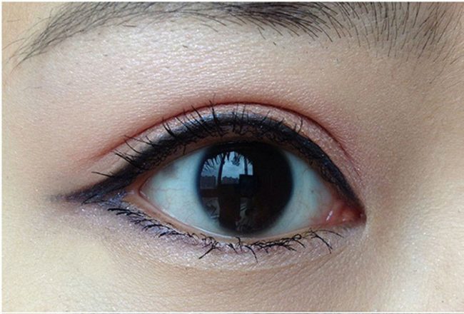 Bút kẻ mắt có khả năng chống trôi dưới nước và bám siêu lâu