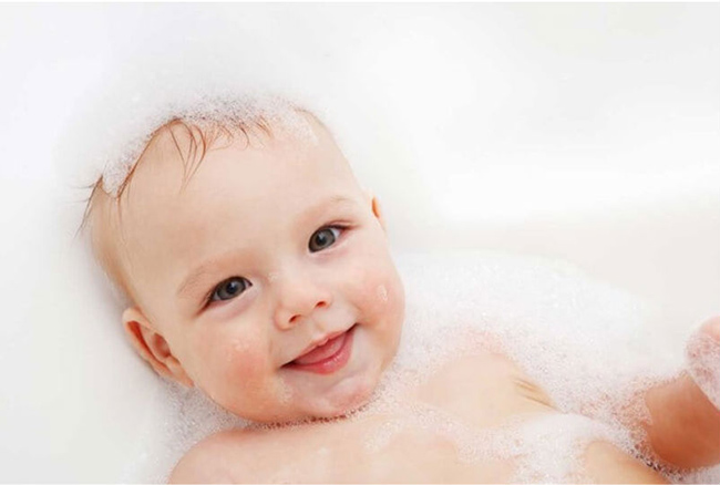 Dầu gội nhẹ nhàng làm sạch tóc bé mà không gây kích ứng