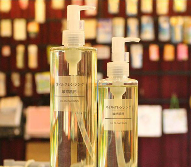 Dầu tẩy trang Muji Sensitive Skin Cleansing Oil 200ml chiết xuất từ Olive tinh dầu, giúp làm sạch nhẹ nhàng cho làn da