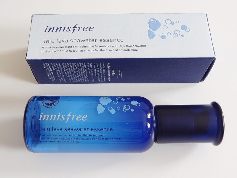 Essence Innisfree Jeju Lava Seawater Deep 50ml chứa 73,8% nước biển cùng hạt ceramide cấp ẩm vượt trội