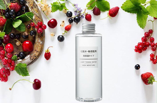 Nước hoa hồng dưỡng ẩm Muji Light High Moisture 200ml phù hợp với làn da rất khô, thiếu nước, thiếu sức sống
