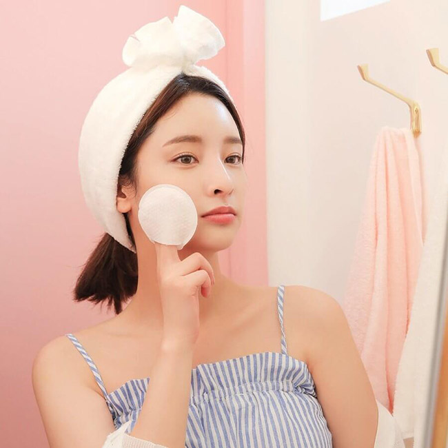 Nước hoa hồng giúp nhẹ nhàng làm sạch làn da
