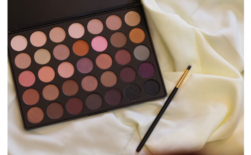 Phấn mắt Morphe 35 Color Warm Palette gồm 35 màu dễ dàng kết hợp đa dạng phong cách