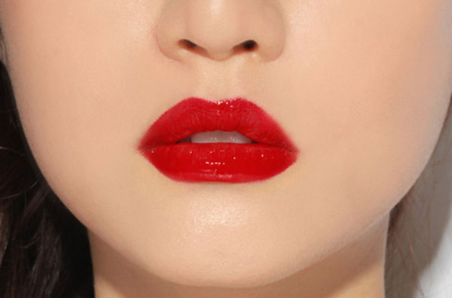 Son bóng Kiko Milano 3D Hydra Lip Gloss No.05 cung cấp độ ẩm cho môi mềm mướt