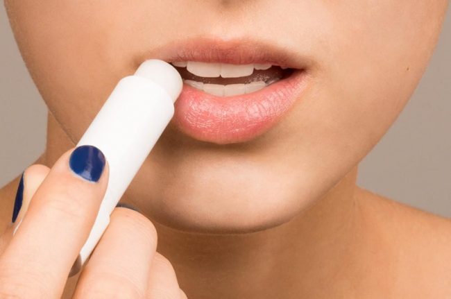 Chất son mỏng nhẹ, không màu, không mùi mỏng
