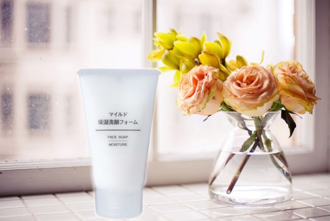 Kết cấu kem mềm, tạo bọt nhanh chóng, cung cấp độ ẩm cho da mềm mượt cả ngày dài