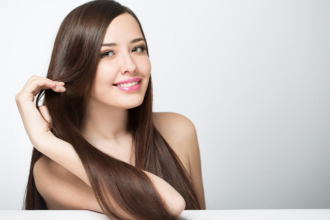 Xịt dưỡng tóc giúp phục hồi biotin và collagen cho tóc dày, khỏe mạnh
