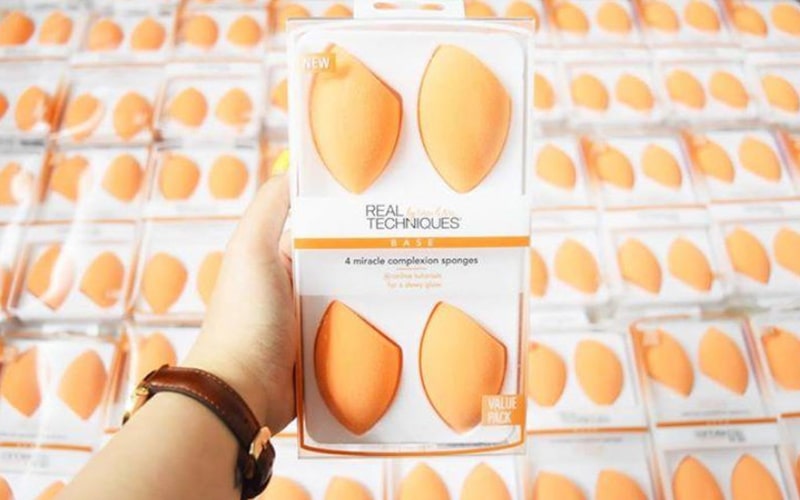 Bông mút Real Techniques Miracle Complexion Sponges được xem là dupe của Beauty Blender đình đám