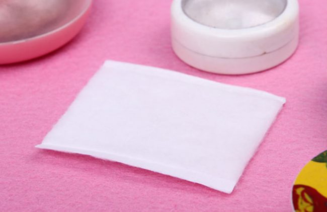 Bông tẩy trang giúp làm sạch lớp trang điểm, make up
