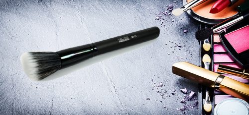 Thiết kế đầu cọ bằng với các sợi lông nhỏ dễ len lỏi