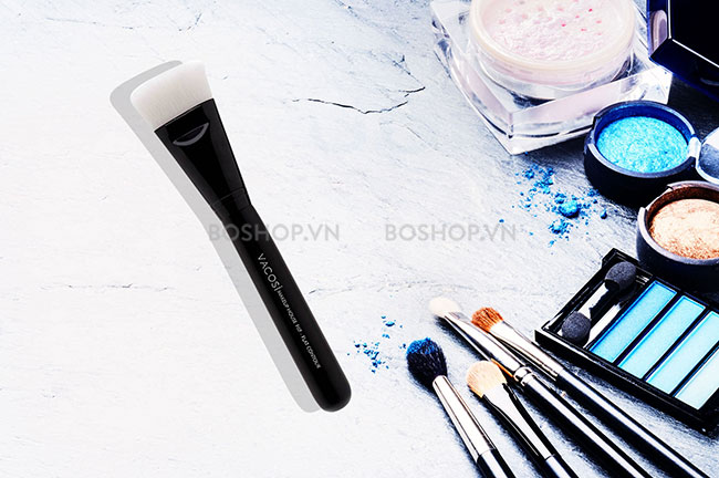 Cọ được thiết kế dẹp, đầu cọ vát bằng và thân cọ dài