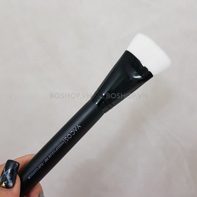 Đầu chổi được bó chặt và ép mỏng, lông mềm mượt
