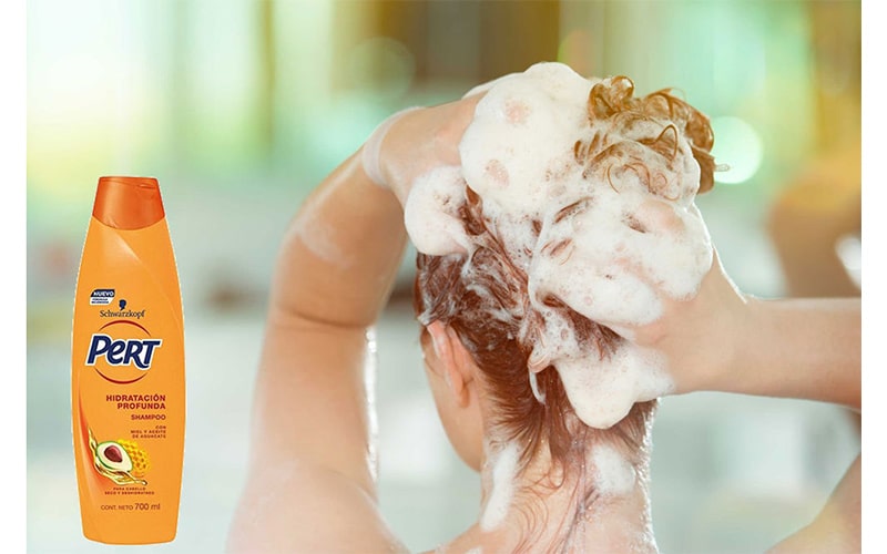 Dầu gội làm sạch bụi bẩn và vi khuẩn gây hại cho tóc