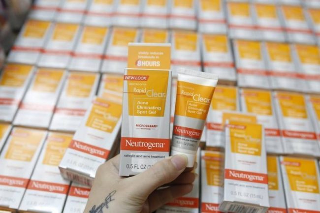 Gel chấm mụn Neutrogena Rapid Clear Acne Eliminating Spot Gel 15ml thành phần Salycylic Acid, Glycolic Acid chuyên điều trị mụn