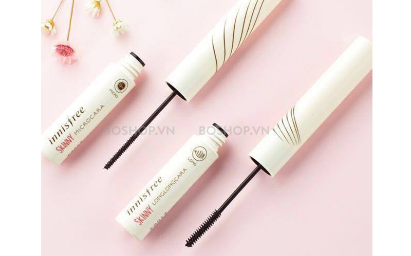 Mascara thiết kế vỏ ngoài đơn giản tone trắng, họa tiết nhẹ nhàng