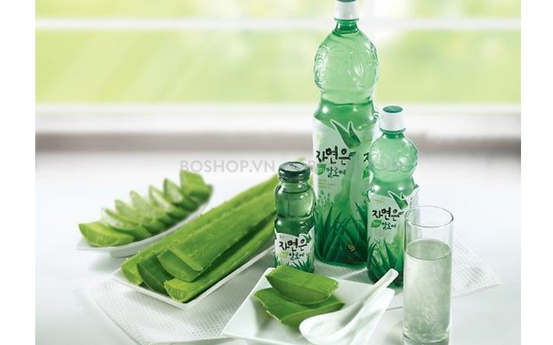 Thiết kế của sản phẩm nước nha đam Woongjin 1500ml có dạng chai chắc chắn với dung tích lớn