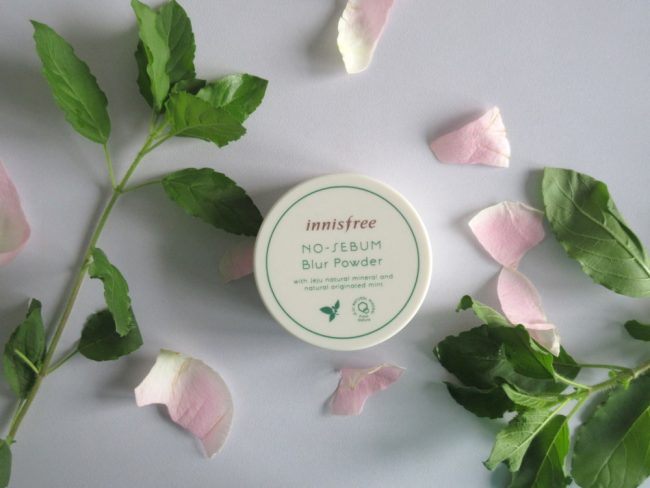 Phấn phủ dạng bột Innisfree No-Sebum Blur Powder có khả năng hấp thụ lượng dầu thừa trên da tốt