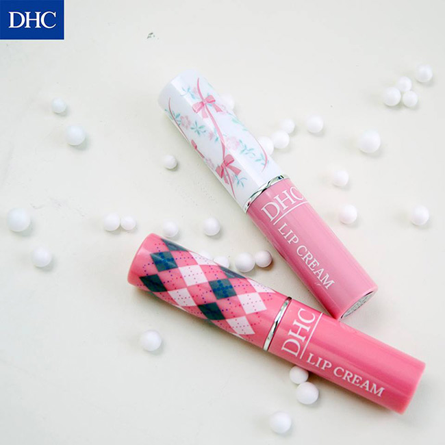 Son dưỡng DHC Lip Cream Limited Edition chất son có màu vàng đục, không màu không mùi