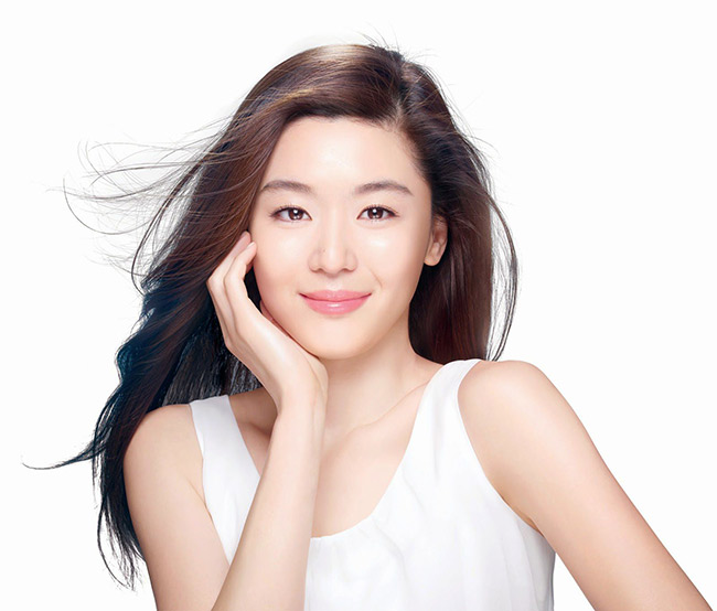 Sữa rửa mặt làm sạch sâu, lấy đi những bụi bẩn và bã nhờn