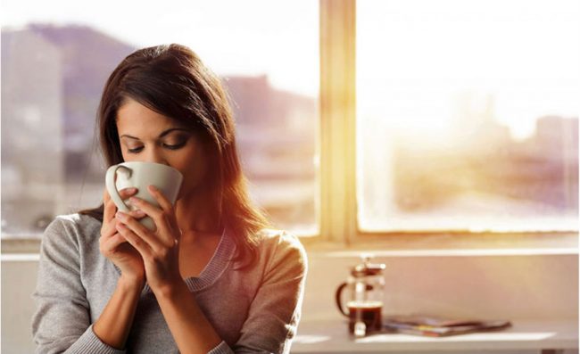 Trà thảo mộc Triple Leaf Tea Decaf Green Tea With Ginseng giúp chị em phụ nữ duy trì nét xuân của mình