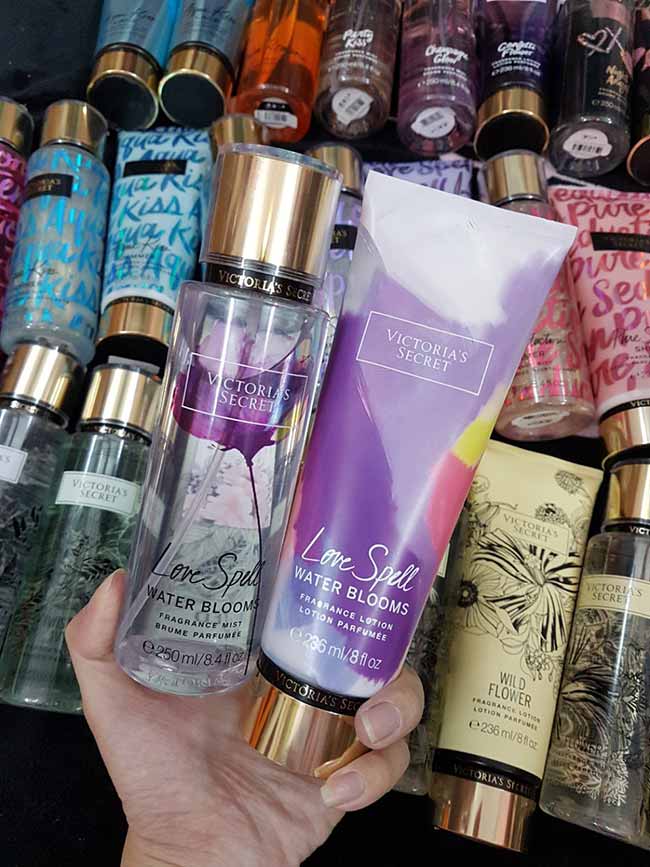 Xịt thơm Body Victoria’s Secret Love Spell Water Blooms 250ml hương thơm hoa anh đào ngọt ngào mà vẫn lôi cuốn