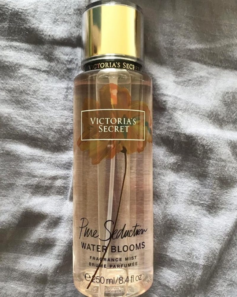 Xịt thơm Body Victoria’s Secret Pure Seduction Water Blooms hương thơm quyến rũ từ mận đỏ và lan nam phi