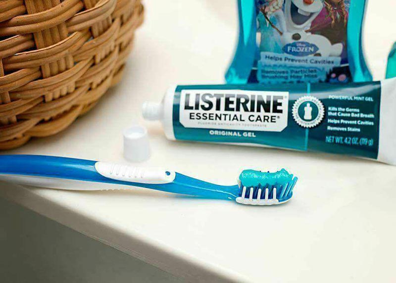Kem đánh răng Listerine Essential Care Powerful Mint Original Gel bảo vệ men răng khỏi những tác động nhạy cảm