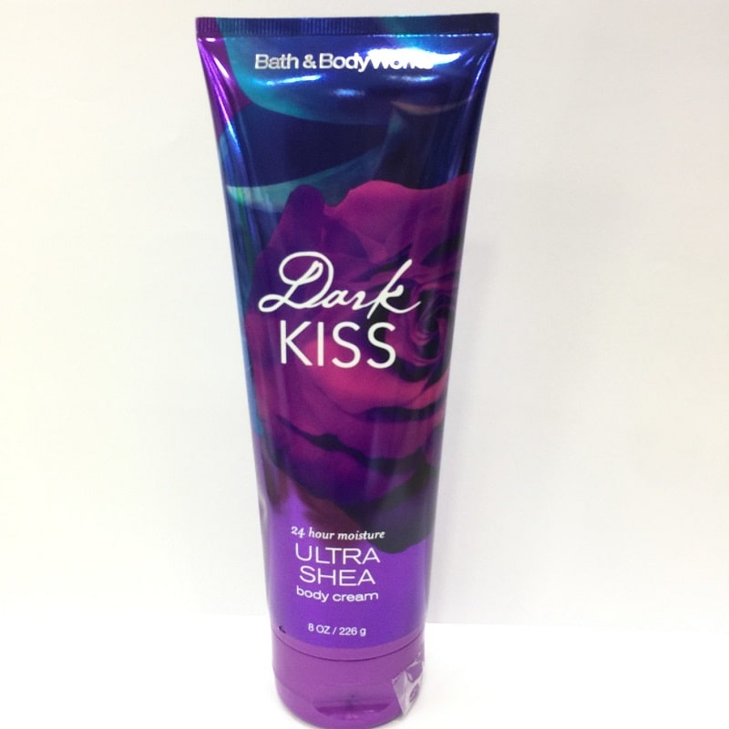 Kem dưỡng thể Bath & Body Works Dark Kiss Body Cream là chìa khóa giúp chị em luôn có làn da mềm mịn và trắng hồng.