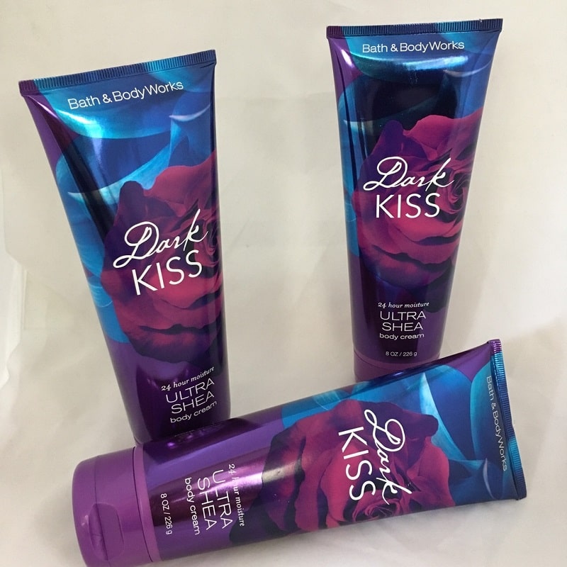 Bath & Body Works Dark Kiss Body Cream mang đến cho bạn mùi hương quyến rũ khó cưỡng.