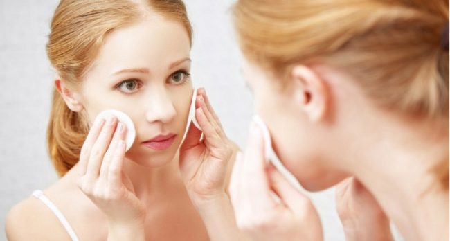 Nước hoa hồng làm sạch những tạp chất còn sót lại trong lỗ chân lông