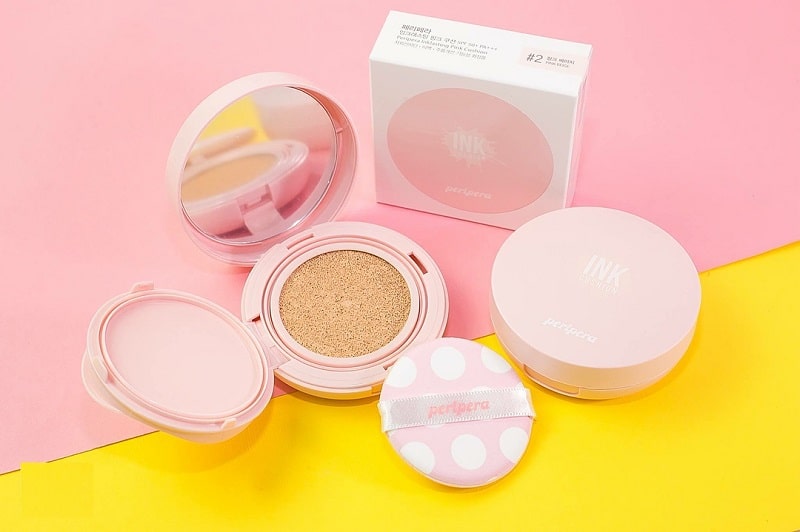 Phấn nước Peripera Ink Lasting Pink Cushion No.1 Ivory với khả năng kiểm soát dầu nhờn, mang lại lớp nền căng mịn tự nhiên.