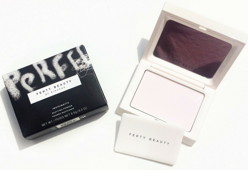 Phấn phủ Fenty Beauty by Rihanna Invisimatte Blotting Powder được khuyến khích sử dụng chung với cọ trang điểm trong cùng bộ sưu tập, bạn có thể đặt mua thêm cọ nếu cần nhé!