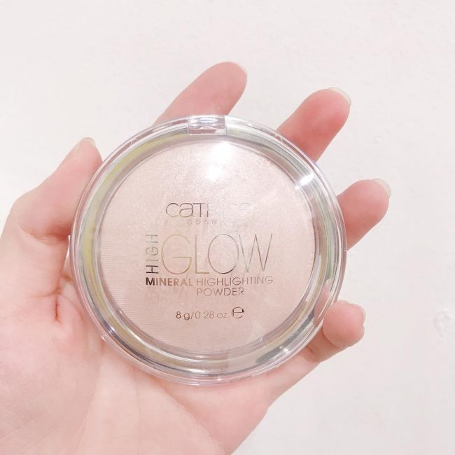 Phấn tạo khối Catrice High Glow Mineral Highlighting Powder 010 Sand tone màu tự nhiên, nổi bật